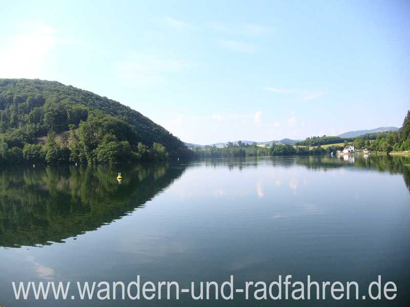 Blick von der Staumauer auf den Diemelsee.