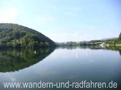 Blick von der Staumauer auf den Diemelsee.