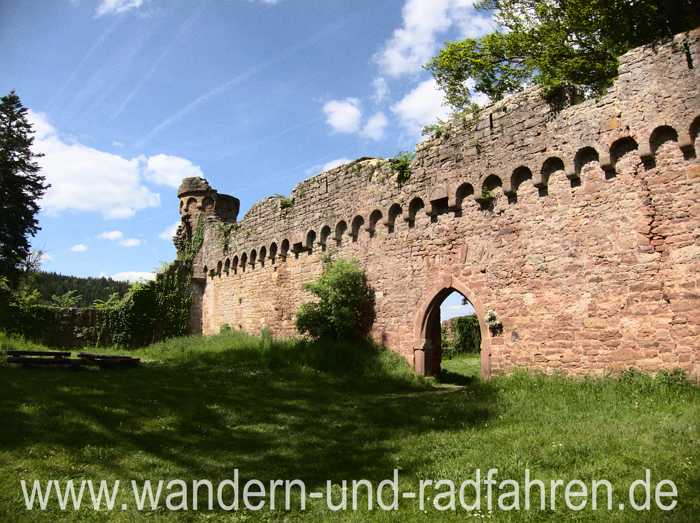 Ruine Wildenburg: mächtige Zwischenmauer, die Teile der Burg voneinander abtrennt.